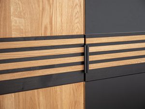 Miniaturka 7 - Czarno-dębowe lamelowe zdobienie w meblach sypialnianych