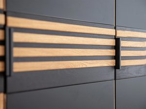 Miniaturka 8 - Zbliżenie na dekoracyjne listwy czarne na zagłówku łóżka dębowego