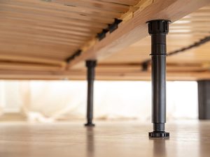 Miniaturka 4 - Stelaż łóżka z metalowymi nogami i drewnianą ramą