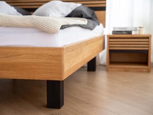 Miniaturka 6 - Drewniane łóżko z czarnymi nogami w aranżacji sypialni