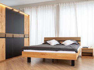 Miniaturka 9 - Łóżko z litego dębu z zagłówkiem i czarnymi nogami w sypialni