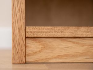 Miniaturka 7 - Dolna krawędź frontu szafki z litego drewna dębowego