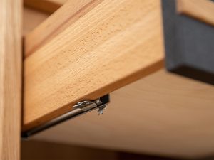 Miniaturka 8 - Zbliżenie na zawiasy i system otwierania komody z dębu