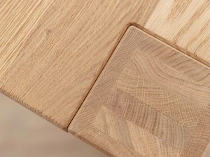 Miniaturka 5 - Połączenie blatu i nogi dębowego stołu z widocznym rysunkiem słojów