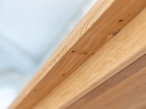 Miniaturka 6 - Detal blatu stołu z litego drewna dębowego z naturalnym usłojeniem