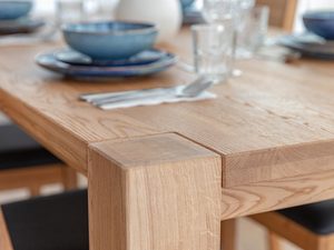 Miniaturka 6 - Dekoracja stołu dębowego z naczyniami i szkłem w jasnej jadalni