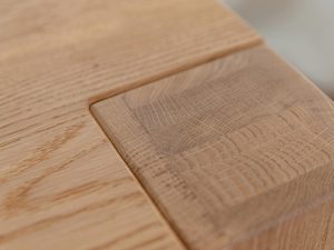 Miniaturka 7 - Zbliżenie na krawędź blatu i nogi stołu z drewna dębowego