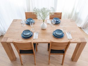 Miniaturka 9 - Drewniany stół dębowy w nowoczesnej jadalni z zastawą stołową