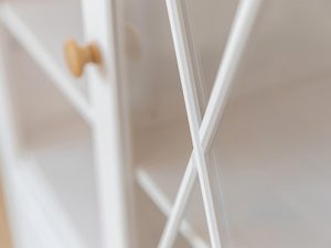 Miniaturka 3 - Zbliżenie na dekorację krzyżową w szklanych drzwiach