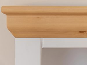 Miniaturka 4 - Blat z naturalnego drewna z fazą na tle białego mebla