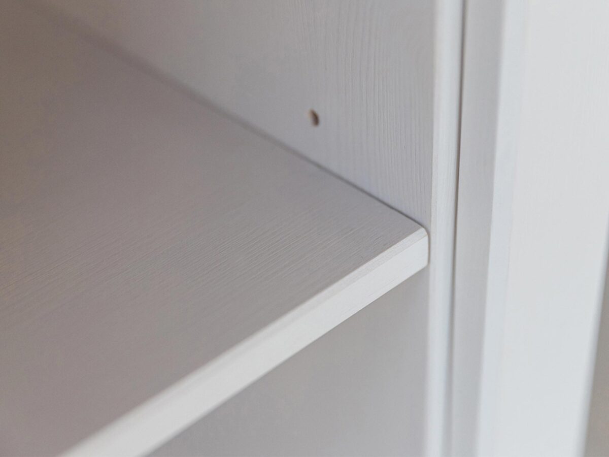 Półka wewnętrzna w białej witrynie z rowkami