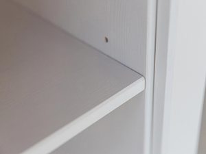 Miniaturka 2 - Półka wewnętrzna w białej witrynie z rowkami