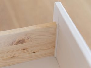 Miniaturka 1 - Wnętrze mebla z półką pokrytą białą okleiną