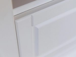 Miniaturka 1 - Klasyczny frez na białym froncie szafki w stylu angielskim