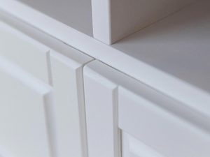 Miniaturka 5 - Zbliżenie na frezowane fronty szuflad w białej komodzie