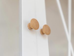 Miniaturka 3 - Drewniane uchwyty w klasycznym kształcie na tle frontu