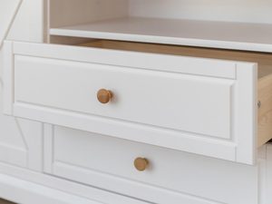 Miniaturka 5 - Biała komoda z trzema szufladami i dekoracyjnym cokołem