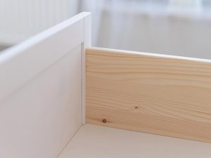 Miniaturka 6 - Wnętrze komody z płytą sosnową i białą okładziną