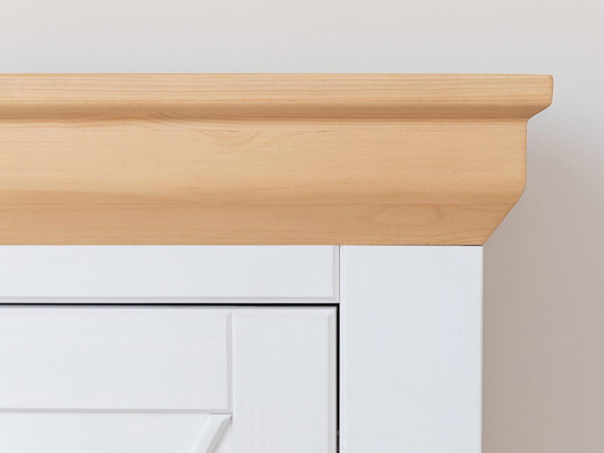 Dekoracyjny blat z sosny na białej podstawie komody