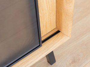 Miniaturka 1 - Czarne szkło we frontach witryny z drewna naturalnego