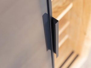 Miniaturka 9 - Przeszklony front z czarną ramą i elegancką geometrią