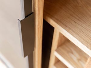 Miniaturka 2 - Czarne uchwyty metalowe na dębowym froncie szafki