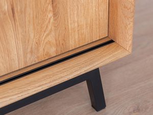 Miniaturka 6 - Komoda RTV z dębu i czarnymi nogami w industrialnej aranżacji