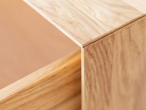 Miniaturka 3 - Front z poziomym usłojeniem i frezem w meblu RTV