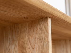 Miniaturka 7 - Detal połączenia półki i frontu w meblu z czarnym szkłem