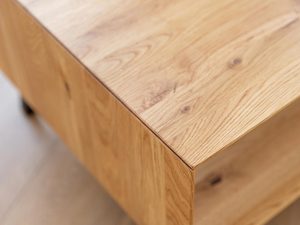 Miniaturka 4 - Detal narożnika drewnianego stolika kawowego, minimalistyczny design