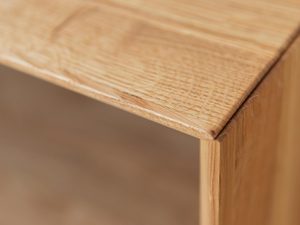 Miniaturka 6 - Zbliżenie na drewniany blat z wyraźnym usłojeniem, naturalne wykończenie