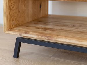 Miniaturka 8 - Detal drewnianego blatu z zaokrąglonymi krawędziami, naturalne drewno