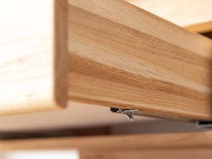 Miniaturka 8 - Detal bocznej listwy stolika z litego dębu