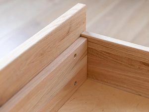Miniaturka 9 - Widok boczny konstrukcji szuflady w stoliku z drewna