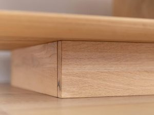 Miniaturka 10 - Zbliżenie na podparcie blatu dębowego stolika kawowego