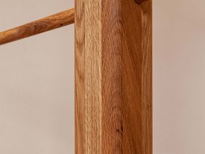 Miniaturka 3 - Wieszak stojący z drewna z trzema drążkami na ubrania