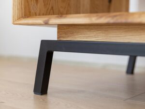 Miniaturka 7 - Detal narożnika drewnianego stolika kawowego, minimalistyczny design