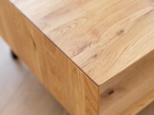 Miniaturka 4 - Detal narożnika drewnianego stolika kawowego, minimalistyczny design