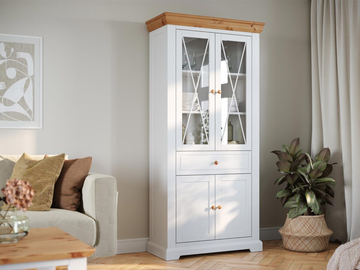 Stylowa witryna z krzyżowymi szprosami na tle beżowej ściany Stylowa witryna z krzyżowymi szprosami na tle beżowej ściany