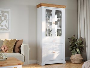 Miniaturka 1 - Stylowa witryna z krzyżowymi szprosami na tle beżowej ściany