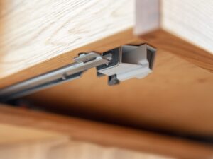 Miniaturka 12 - Metalowa prowadnica szuflady z cichym domykiem w dębowej komodzie