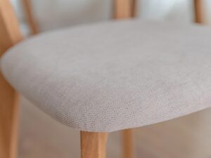 Miniaturka 7 - Tapicerowane siedzisko w jasnoszarej tkaninie, miękkie wykończenie