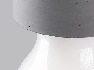 Miniaturka 3 - Oprawka z betonu z gładkim wykończeniem, widok z boku