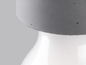 Miniaturka 3 - Zbliżenie na surową betonową oprawkę lampy wiszącej