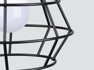 Miniaturka 3 - Zbliżenie na metalowy klosz lampy w stylu przemysłowym