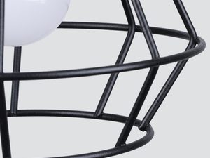 Miniaturka 3 - Zbliżenie na czarną siatkę drucianego klosza z kulistą żarówką