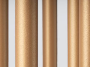 Miniaturka 4 - Zbliżenie na złote tuby LED w błyszczącym wykończeniu