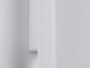 Miniaturka 3 - Zbliżenie na biały kinkiet LED montowany pionowo