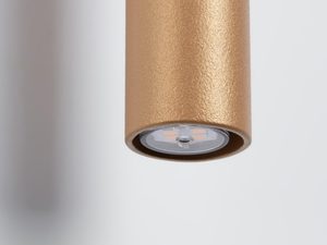 Miniaturka 17 - Zbliżenie na złotą lampę pionową LED z reflektorem punktowym