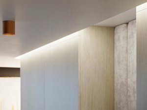 Miniaturka 6 - Złoty spot LED o cylindrycznym kształcie nad jasnym sufitem